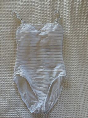 La Blanca White Fluid Lines One Piece Swimsuit - NWT Size 10